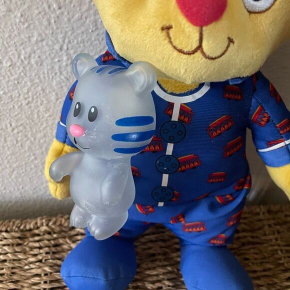 Daniel Tiger’s Neighborhood Glow Talking Nighttime Plush - Picture 4 of 9